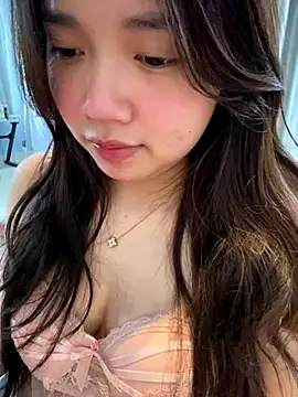 Snapshot of Hotellinh12 chatting on December 18, 5:13 am Hotellinh12 online show from December 18, 5:13 am