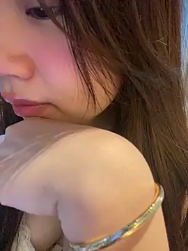 Snapshot of Hotellinh12 chatting on February 4, 12:44 pm Hotellinh12 online show from February 4, 12:44 pm