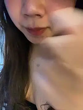 Snapshot of Hotellinh12 chatting on February 7, 4:11 pm Hotellinh12 online show from February 7, 4:11 pm