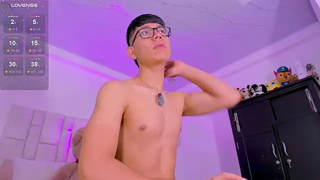 Snapshot of CodyTwink chatting on June 3, 4:23 pm CodyTwink online show from June 3, 4:23 pm
