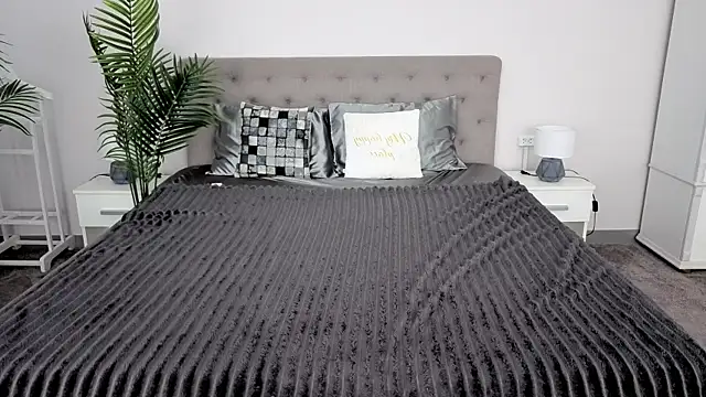 MagicPeachh  online show from March 17, 7:01 am