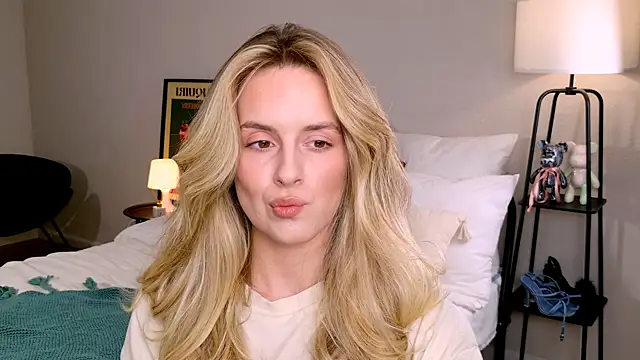 RozzitaBedberry online show from October 27, 1:48 pm