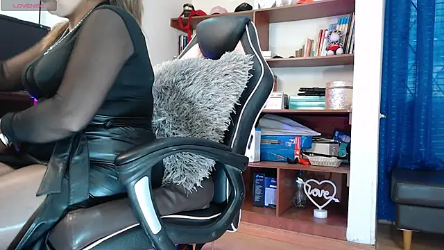 LiaTaylorr online show from October 10, 12:15 pm