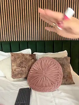 Snapshot of MonicaMoret chatting on February 7, 11:03 am MonicaMoret online show from February 7, 11:03 am