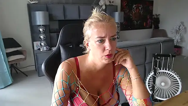 Snapshot of Wendysexyx chatting on July 15, 11:37 am Wendysexyx online show from July 15, 11:37 am