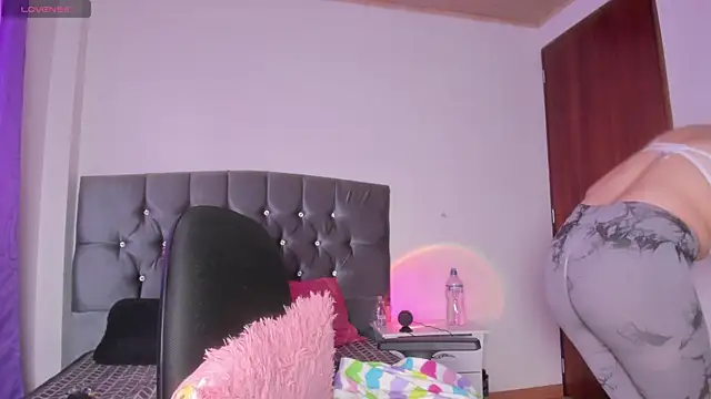 Snapshot of Veeronica_Smith chatting on October 1, 2:12 pm Veeronica Smith online show from October 1, 2:12 pm