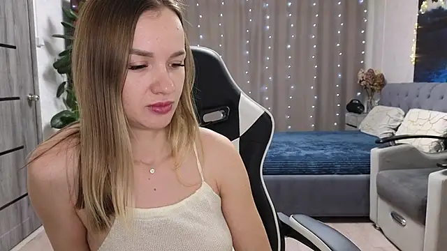 Snapshot of Strip-Lady chatting on February 11, 12:32 pm Strip-Lady online show from February 11, 12:32 pm