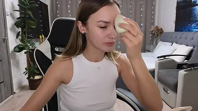 Snapshot of Strip-Lady chatting on February 19, 1:40 pm Strip-Lady online show from February 19, 1:40 pm