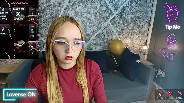 Liaroberts1 online show from August 6, 1:46 pm