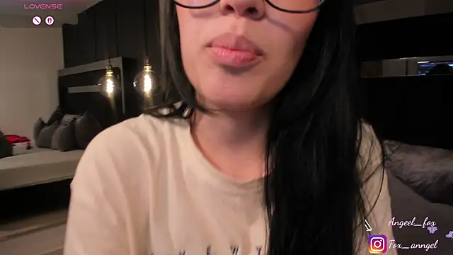 Snapshot of angeel_fox chatting on July 2, 3:23 am angeel fox online show from July 2, 3:23 am