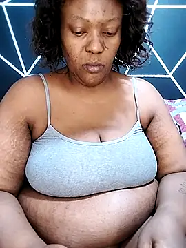 YummyChocolatexx2 online show from April 18, 7:51 pm