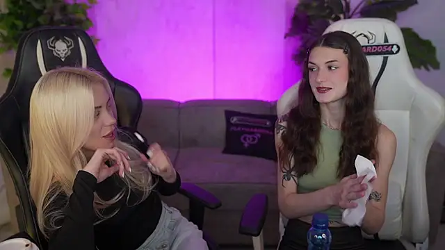 Snapshot of Britney054 chatting on February 3, 3:50 pm Britney054 online show from February 3, 3:50 pm