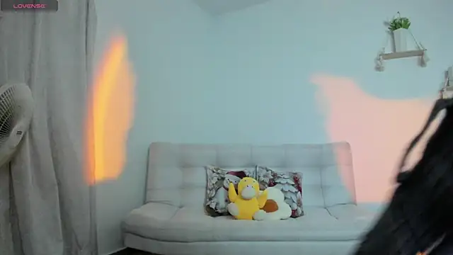 Snapshot of AprilDubois chatting on December 5, 8:11 pm AprilDubois online show from December 5, 8:11 pm