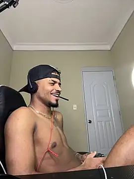 Snapshot of eljunior01 chatting on March 13, 3:51 pm eljunior01 online show from March 13, 3:51 pm