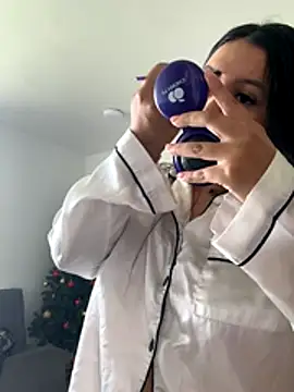 Pretty Isadora online show from December 15, 4:33 pm