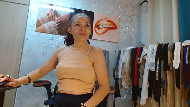 Samantabrown  online show from April 10, 11:15 am