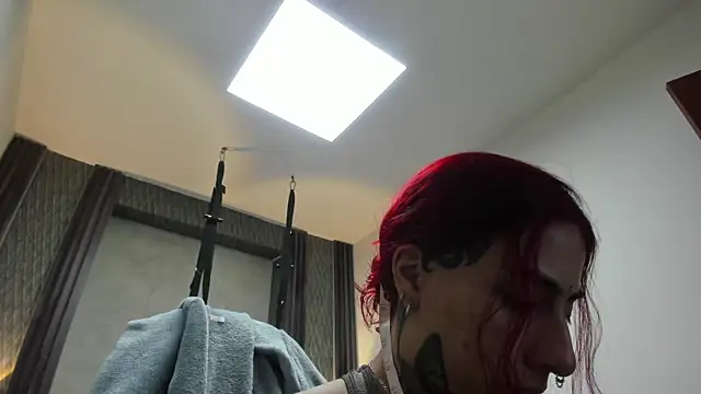 Snapshot of selene_red_ chatting on April 26, 1:47 am selene red online show from April 26, 1:47 am