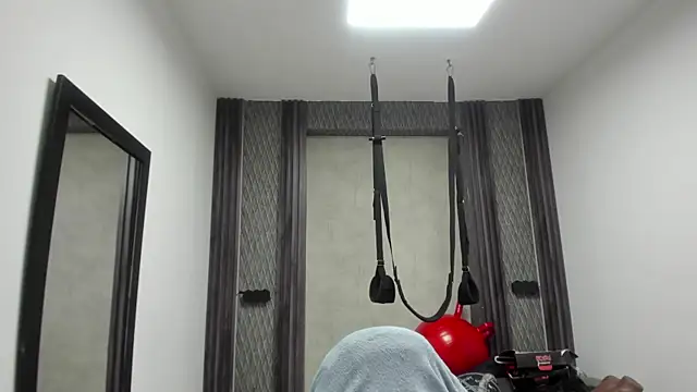 Snapshot of selene_red_ chatting on May 7, 1:33 am selene red online show from May 7, 1:33 am