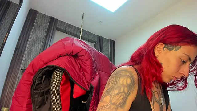 Snapshot of selene_red_ chatting on June 10, 2:45 am selene red online show from June 10, 2:45 am