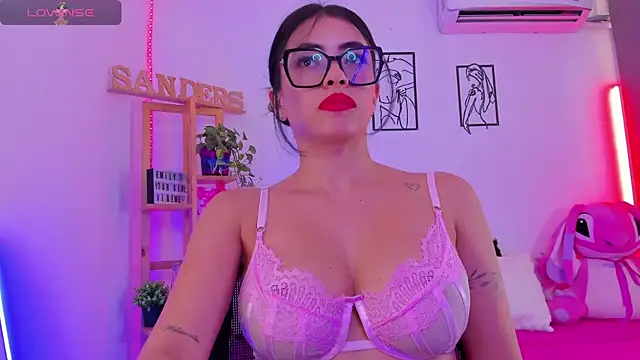 EmillySanders online show from May 1, 7:07 pm