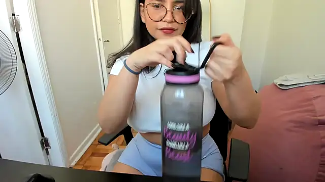 Snapshot of cinnamon_rosa chatting on February 5, 9:18 pm cinnamon rosa online show from February 5, 9:18 pm