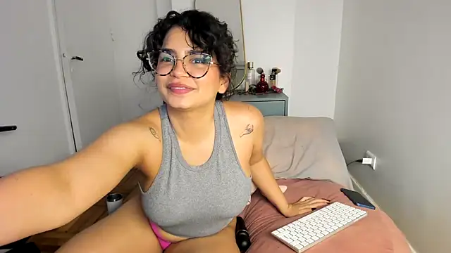 Snapshot of cinnamon_rosa chatting on February 7, 12:53 am cinnamon rosa online show from February 7, 12:53 am