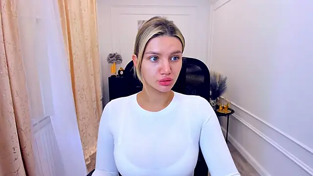 SelenaeMoore online show from June 5, 3:46 am