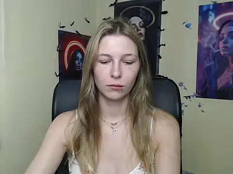 Snapshot of StrangerGi chatting on June 23, 6:22 am StrangerGi online show from June 23, 6:22 am