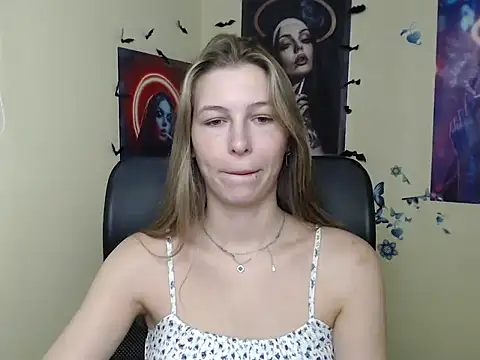 Snapshot of StrangerGi chatting on June 29, 5:57 am StrangerGi online show from June 29, 5:57 am