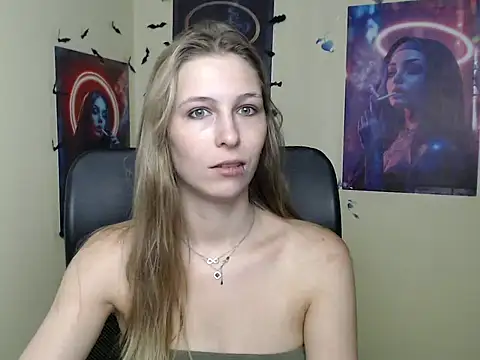 Snapshot of StrangerGi chatting on July 8, 5:45 am StrangerGi online show from July 8, 5:45 am