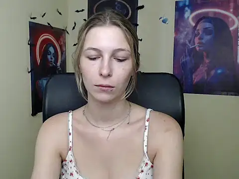 Snapshot of StrangerGi chatting on July 9, 6:06 am StrangerGi online show from July 9, 6:06 am