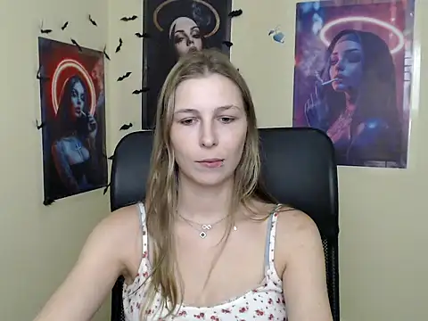 Snapshot of StrangerGi chatting on July 14, 10:21 am StrangerGi online show from July 14, 10:21 am