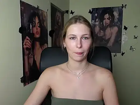Snapshot of StrangerGi chatting on July 17, 11:39 am StrangerGi online show from July 17, 11:39 am