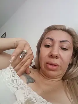 Snapshot of coral_smitth chatting on May 13, 1:52 pm coral smitth online show from May 13, 1:52 pm