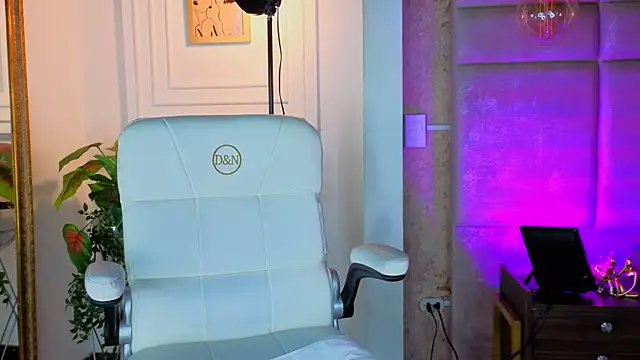 Snapshot of AlessiaLondon chatting on July 20, 10:07 am AlessiaLondon online show from July 20, 10:07 am