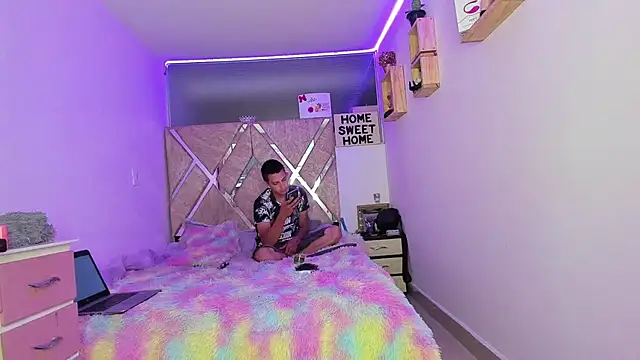 parejacaliente20154 online show from March 25, 11:05 am