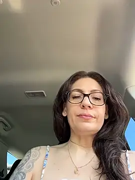 Snapshot of BeautifulMesss chatting on June 15, 3:58 pm BeautifulMesss online show from June 15, 3:58 pm