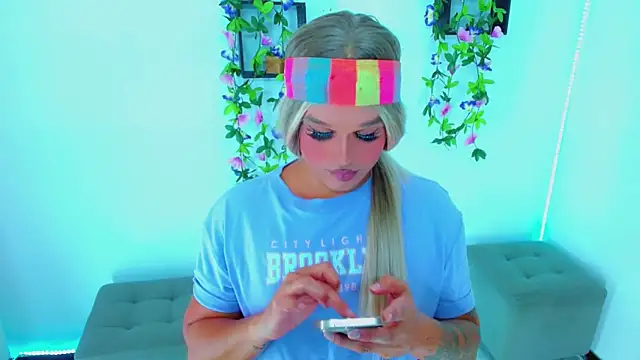 Snapshot of TaylorMon chatting on February 5, 12:48 am TaylorMon online show from February 5, 12:48 am