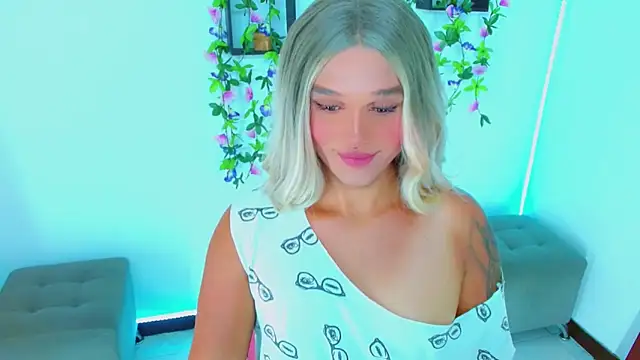 Snapshot of TaylorMon chatting on February 6, 12:59 am TaylorMon online show from February 6, 12:59 am