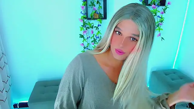 Snapshot of TaylorMon chatting on February 10, 12:48 am TaylorMon online show from February 10, 12:48 am