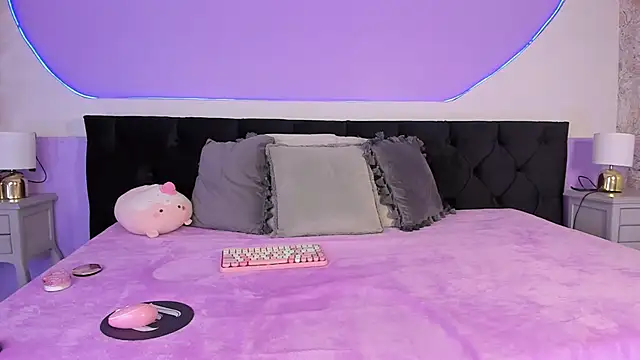 Julieta Cortes   online show from October 1, 12:00 pm