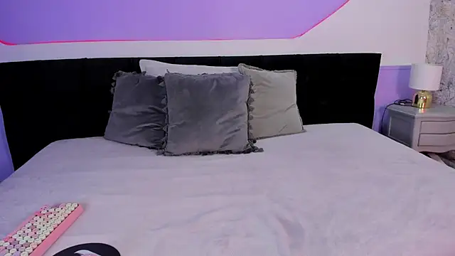 Julieta Cortes   online show from November 22, 12:15 pm