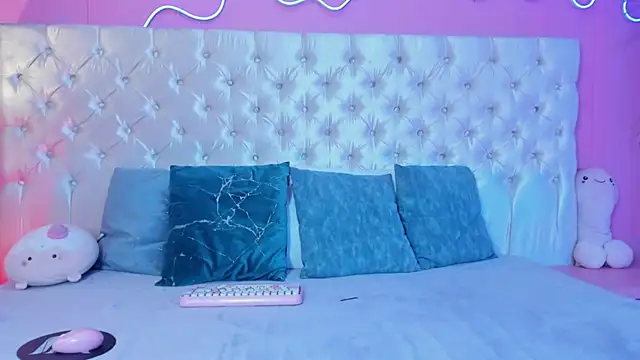 Julieta Cortes   online show from December 16, 12:10 pm