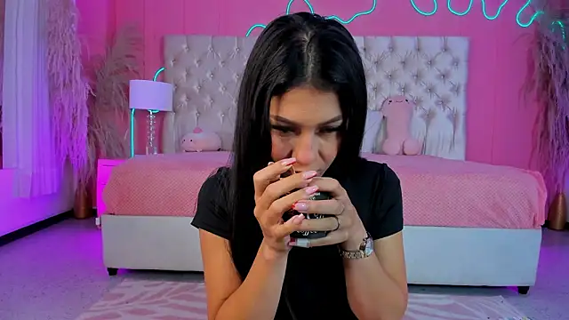 Julieta Cortes   online show from March 5, 11:50 am