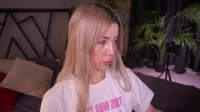 LindaThacker online show from April 20, 4:37 am