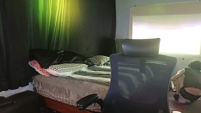 Snapshot of april_show_her chatting on May 9, 11:32 pm april show her online show from May 9, 11:32 pm