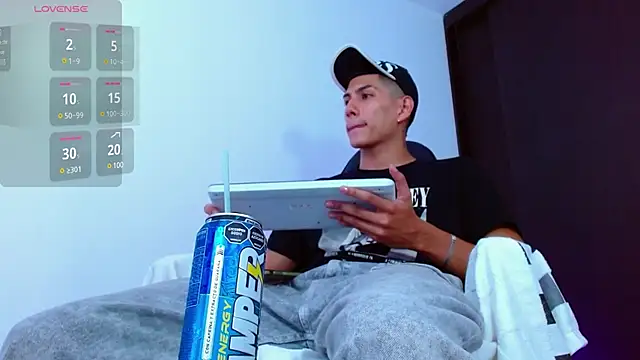 Snapshot of Valerio_20 chatting on March 10, 8:01 pm Valerio 20 online show from March 10, 8:01 pm