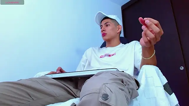 Snapshot of Valerio_20 chatting on March 18, 3:31 pm Valerio 20 online show from March 18, 3:31 pm