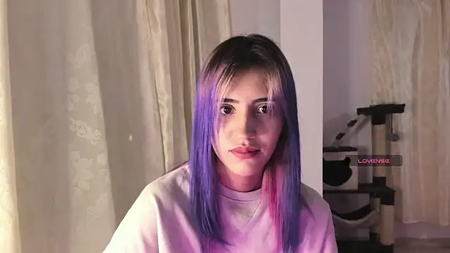 Snapshot of linnie_ chatting on December 12, 8:14 am linnie online show from December 12, 8:14 am