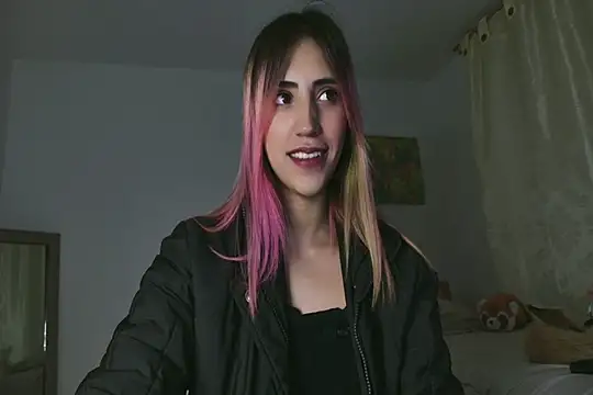 Snapshot of linnie_ chatting on March 7, 10:45 am linnie online show from March 7, 10:45 am